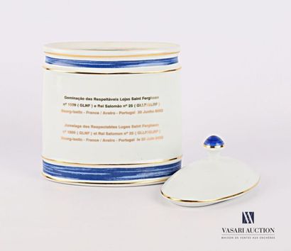 null Pot couvert en porcelaine blanche de forme oblongue créé en 2003 pour le jumelage...