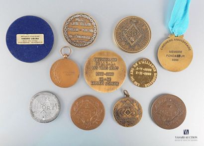null Ensemble de onze médailles principalement en bronze dont une de la R.·. L.·....