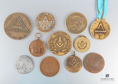 null Ensemble de onze médailles principalement en bronze dont une de la R.·. L.·....