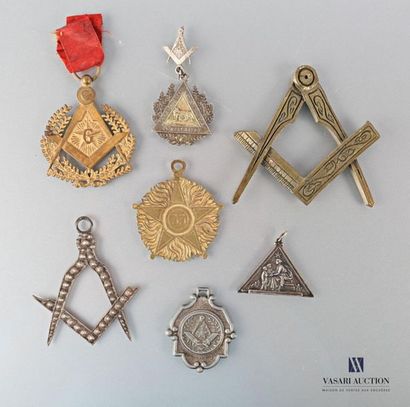 null Sept médailles ou bijou en métaux divers à décor de motifs francs Maçons tel...