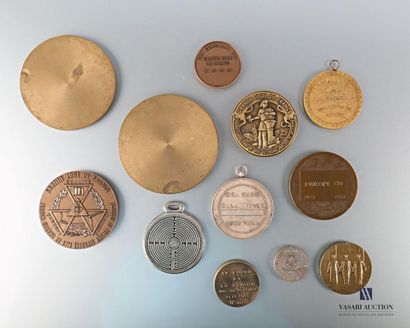 null Douze médailles en bronze dont deux Angoulême 5988 (1988), Europe 570 (5927-5977),...