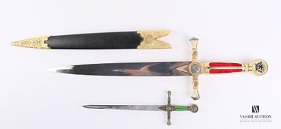 null Dague et un poignard en bronze ett métal doré à décor maçonnique sur la garde
XXème...