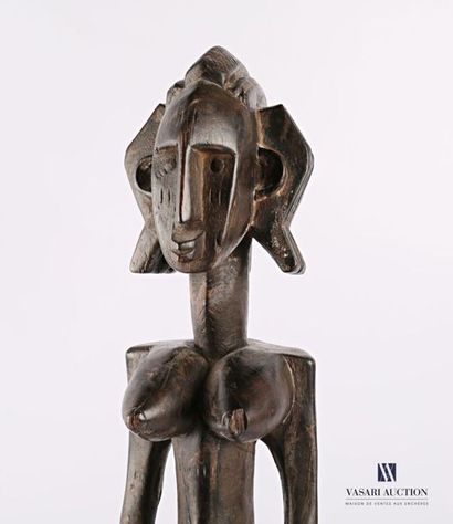 null BAMBARA - MALI
Statuette féminine debout en bois sculpté patiné
XXème siècle
(petits...
