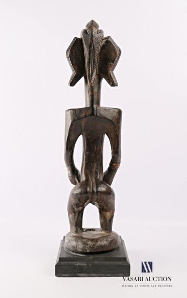 null BAMBARA - MALI
Statuette féminine debout en bois sculpté patiné
XXème siècle
(petits...