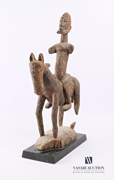 null DOGON
Cavalier en bois sculpté
(manques)
Haut. : 52 cm - Long. : 30,5 cm
Note...