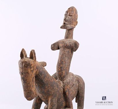 null DOGON
Cavalier en bois sculpté
(manques)
Haut. : 52 cm - Long. : 30,5 cm
Note...