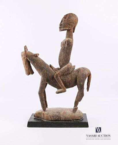 null DOGON
Cavalier en bois sculpté
(manques)
Haut. : 52 cm - Long. : 30,5 cm
Note...