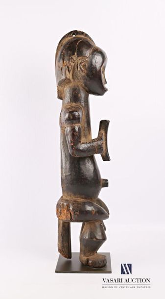 null FANG - GABON
Statue d'ancêtre en bois sculpté patiné tenant une offrande entre...
