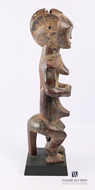 null FANG - GABON
Statue d'ancêtre, gardien de reliquaire assis en bois patiné, les...