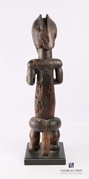 null FANG - GABON
Statue d'ancêtre, gardien de reliquaire tenant un bâton entre ses...