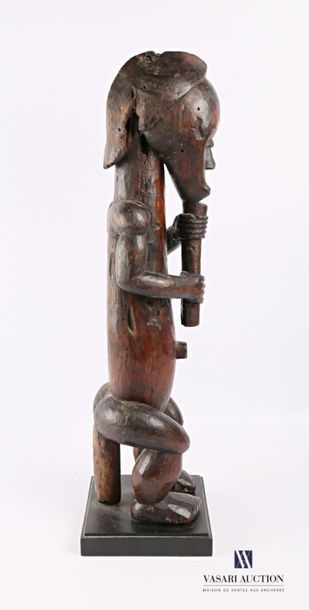 null FANG - GABON
Statue d'ancêtre, gardien de reliquaire tenant un bâton entre ses...