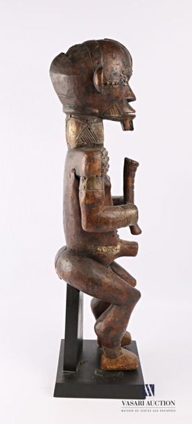 null FANG - GABON
Statue d'ancêtre, gardien de reliquaire en bois patiné orné d'attributs...