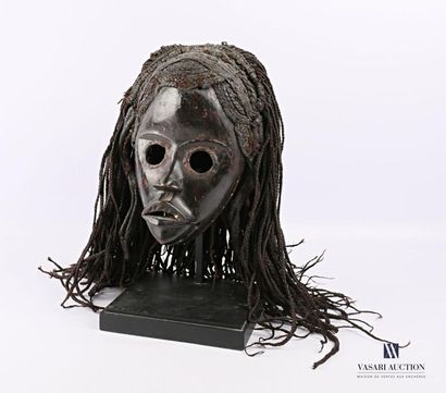 null DAN - COTE D'IVOIRE
Masque en bois sculpté et patiné, la coiffe en fibres végétales...