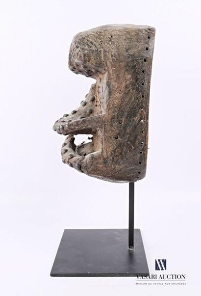 null BETE GUERE - COTE D'IVOIRE
Masque en bois sculpté et clouté
Haut. : 28 cm (hors...