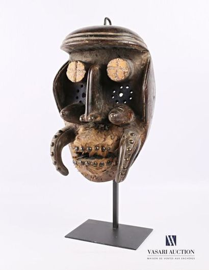 null BETE GUERE - COTE D'IVOIRE
Masque en bois polychrome sculpté et clouté recouvert...