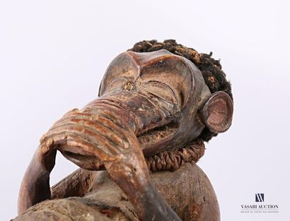null BOULU - GABON
Fétiche figurant un singe stylisé en bois sculpté, la taille et...