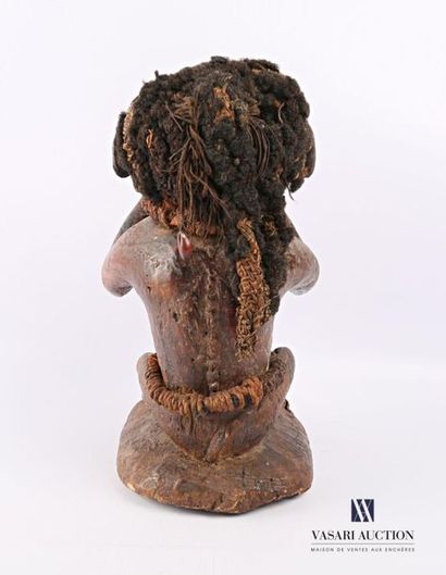 null BOULU - GABON
Fétiche figurant un singe stylisé en bois sculpté, la taille et...