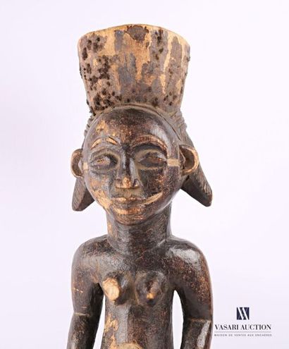 null PUNU - GABON
Fétiche féminin en bois sculpté et patiné
Haut. : 64 cm (hors socle)
Note...