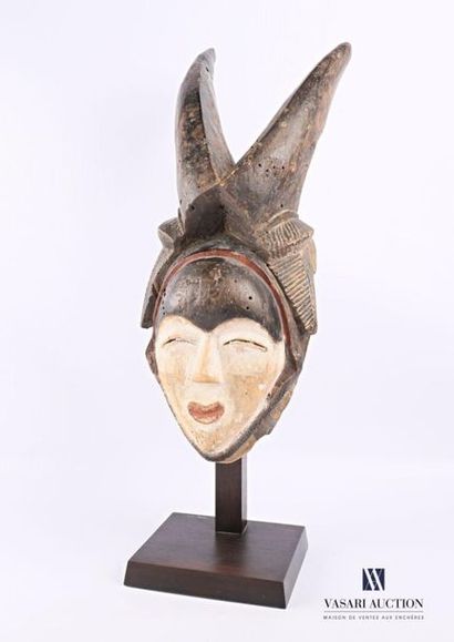 null PUNU - GABON
Masque féminin blanc en bois polychrome patiné et pigmenté, la...