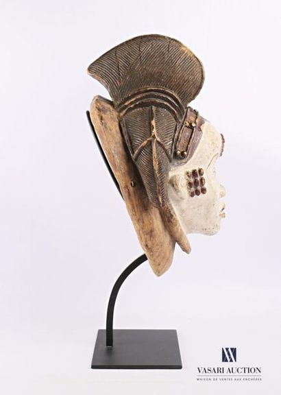 null PUNU - GABON
Masque féminin blanc en bois polychrome patiné, pigmenté, la coiffe...