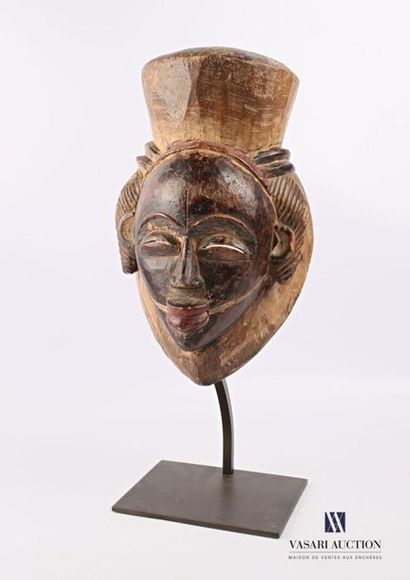 null PUNU - GABON
Masque noir en bois polychrome patiné 
Haut. : 31 cm (hors socle)
Note...