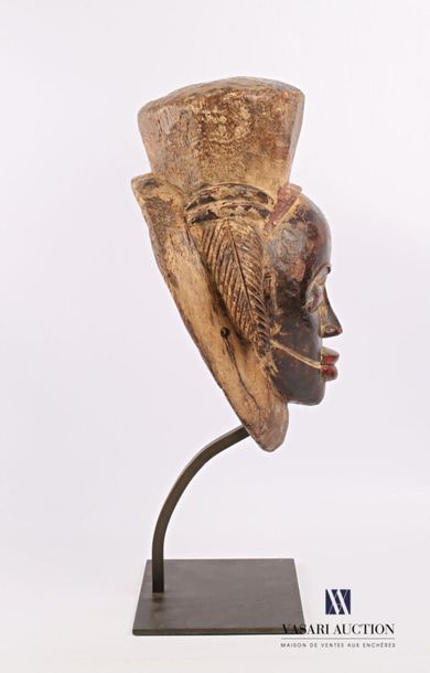 null PUNU - GABON
Masque noir en bois polychrome patiné 
Haut. : 31 cm (hors socle)
Note...