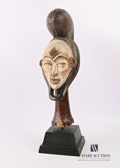 null PUNU - GABON
Masque féminin blanc en bois polychrome patiné et pigmenté, la...