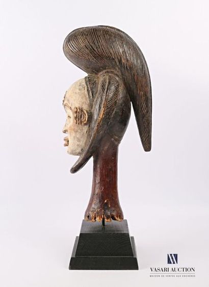 null PUNU - GABON
Masque féminin blanc en bois polychrome patiné et pigmenté, la...