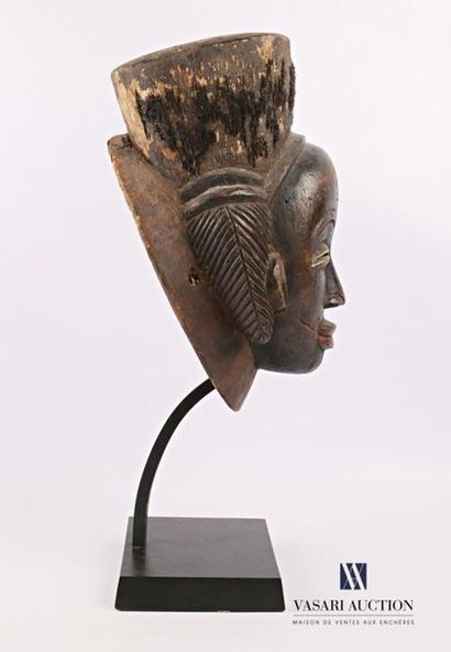 null PUNU - GABON
Masque noir en bois sculpté patiné et pigmenté
Haut. : 31 cm (hors...
