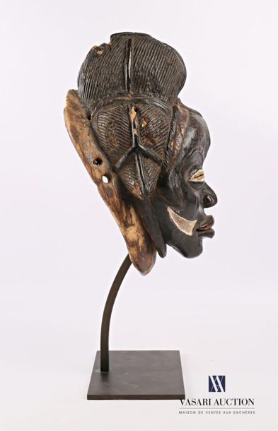 null PUNU - GABON
Masque noir en bois polychrome patiné et pigmenté, la coiffe à...