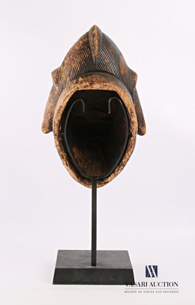 null PUNU - GABON
Masque féminin noir en bois sculpté patiné et pigmenté.
Haut. :...