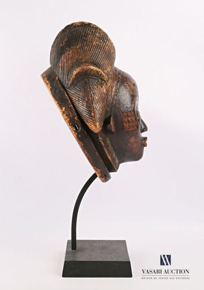 null PUNU - GABON
Masque féminin noir en bois sculpté patiné et pigmenté.
Haut. :...