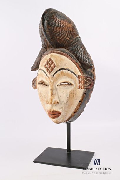 null PUNU - GABON
Masque féminin blanc en bois sculpté patiné et pigmenté, la coiffe...