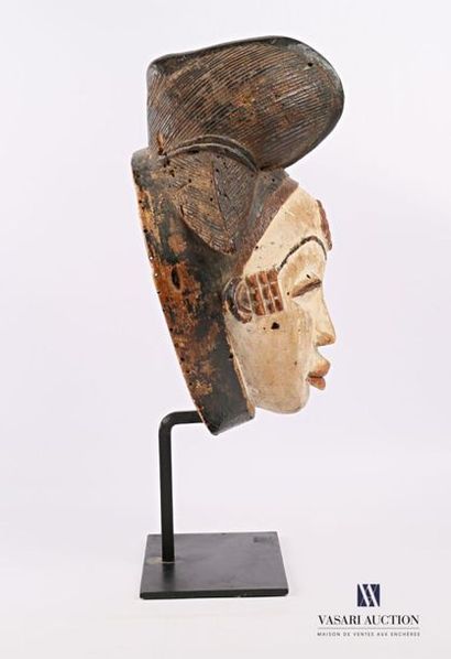null PUNU - GABON
Masque féminin blanc en bois sculpté patiné et pigmenté, la coiffe...