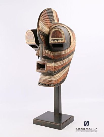 null SONGYE - ZAIR
Masque en bois à striures polychromes sculpté et patiné, incrustation...