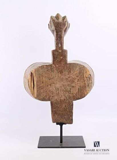 null CAMEROUN
Soufflet de forge en bois sculpté surmonté d'une tête coiffée de trois...