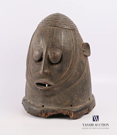 null CHAMBA - NIGERIA
Masque heaume en bois sculpté
(fentes et manque)
Haut. : 29...
