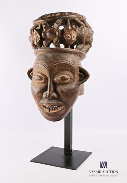 null BAMUM - CAMEROUN
Masque en bois sculpté et patiné, le sommet du crâne à décor...