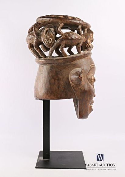 null BAMUM - CAMEROUN
Masque en bois sculpté et patiné, le sommet du crâne à décor...