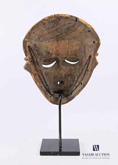 null PENDE - ZAIRE
Masque dit de maladie (epilepsie) en bois sculpté à double patine
Haut....