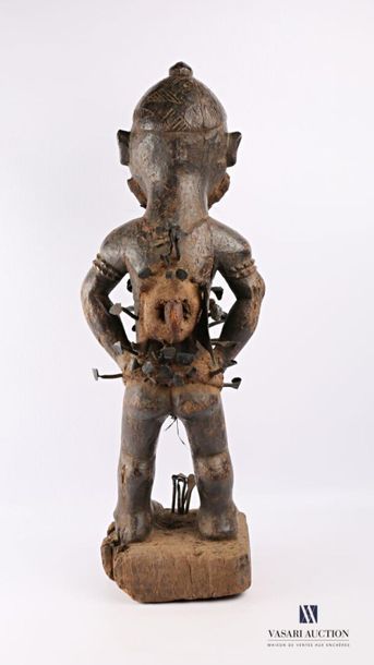 null CONGO
Fétiche à clous ou nkondi en bois sculpté polychrome clouté, os et poils,...
