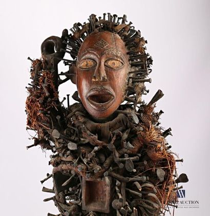 null CONGO - NKISI
Fétiche à clous ou nkondi du groupe ethnique Kongo en bois sculpté...