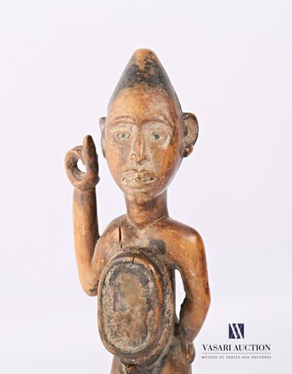null CONGO
Fétiche en bois sculpté orné de cordage et de verre
(fentes)
Haut. : 24...