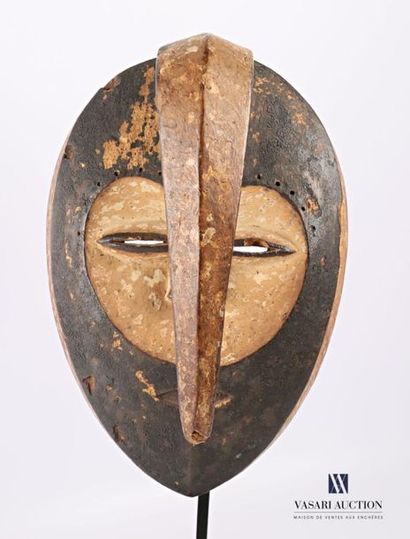 null NORD CONGO - KWELE
Masque en bois sculpté patiné et pigmenté, le crâne surmonté...