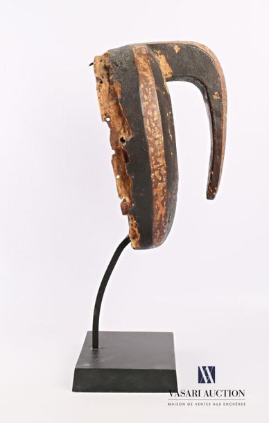 null NORD CONGO - KWELE
Masque en bois sculpté patiné et pigmenté, le crâne surmonté...