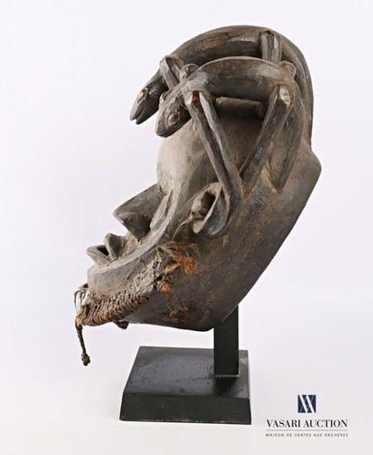 null BAMUM - CAMEROUN
Masque en bois sculpté surmonté de trois lézards, l'encolure...