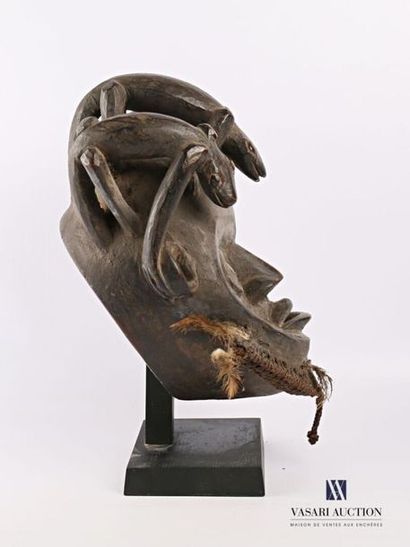 null BAMUM - CAMEROUN
Masque en bois sculpté surmonté de trois lézards, l'encolure...