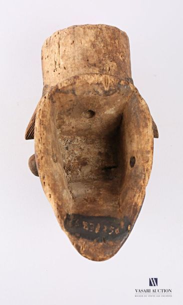 null PUNU - GABON
Masque "Eshira" en bois polychrome patiné, les yeux plissés, la...