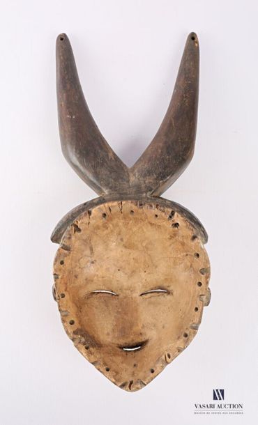 null PUNU - GABON
Masque en bois sculpté patiné et pigmenté surmonté de deux cornes
Haut....