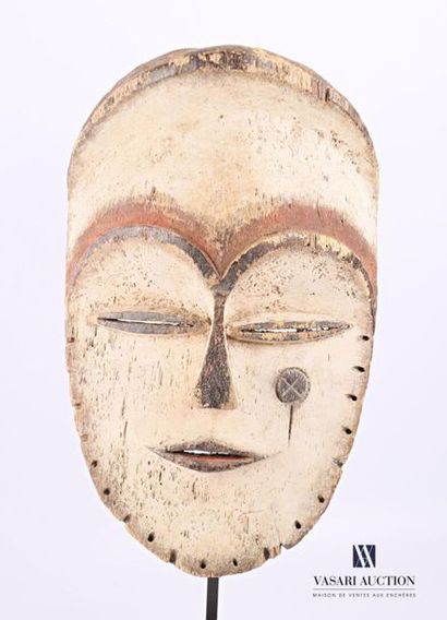 null GABON
Masque en bois sculpté polychrome patiné et pigmenté, le visage en forme...